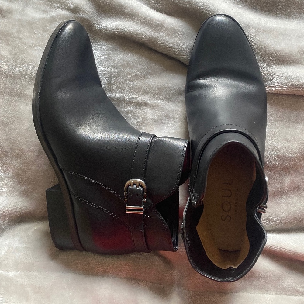 Low heeled boot Worn once US 10 Black